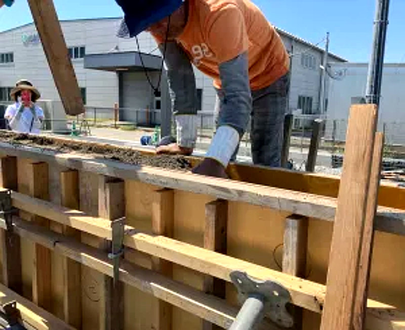 三ケ根クリニックの版築壁