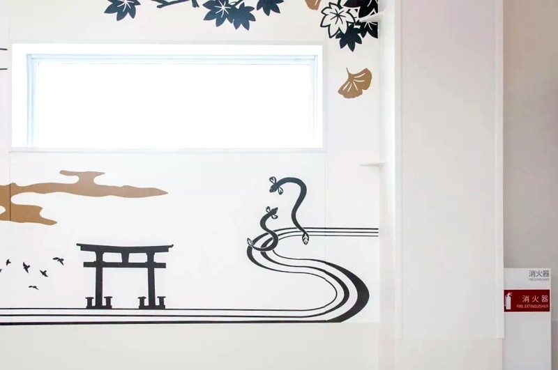 浜松といえば、うなぎ 水の流れの先に消火器