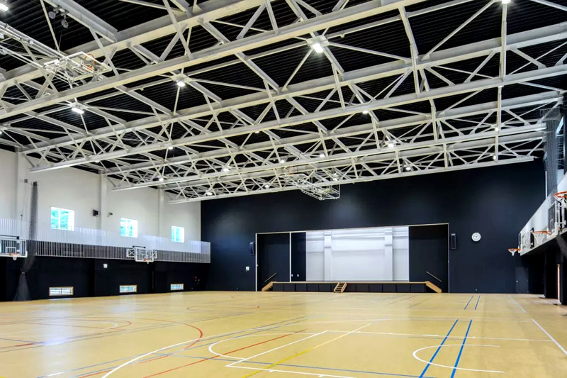 浜松学院興誠中学校・高等学校の体育館内部デザイン