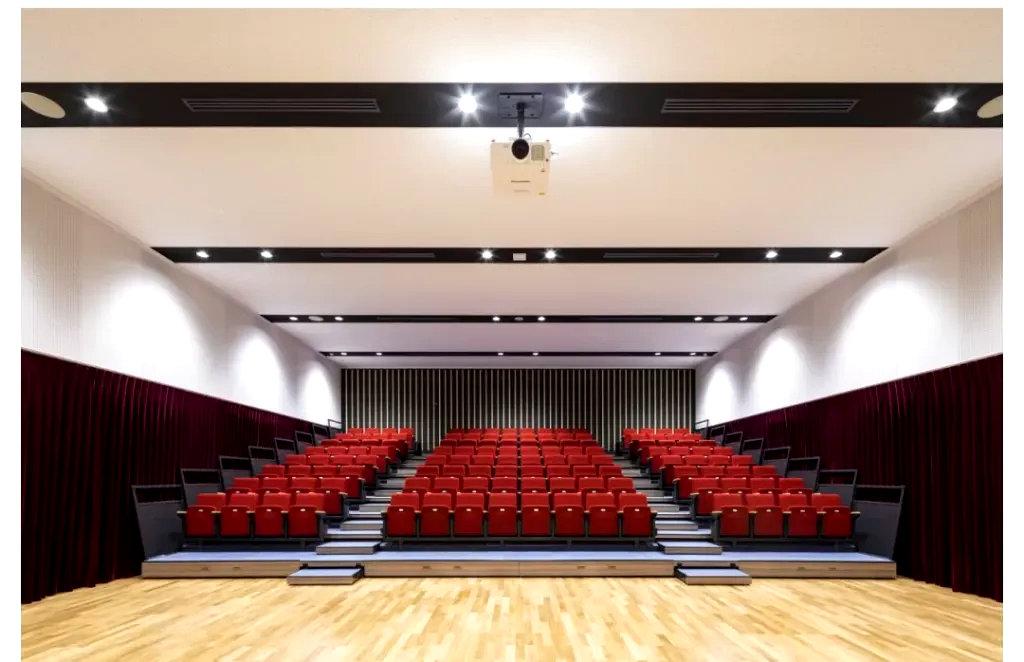 多用途に対応する音楽ホール|可動客席導入事例